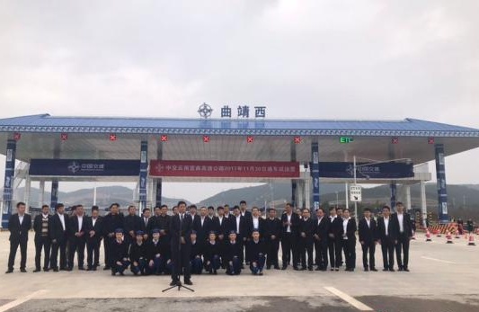 領導合影.jpg 領導合影.jpg